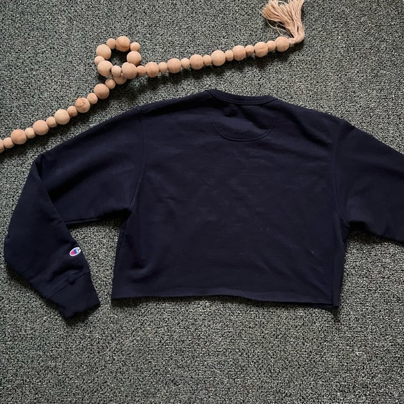 CHAMPION Cropped Raw Hem Navy Blue Crewneck Baggy Sweatshirt Sweater Top Sz M - Picture 11 of 16